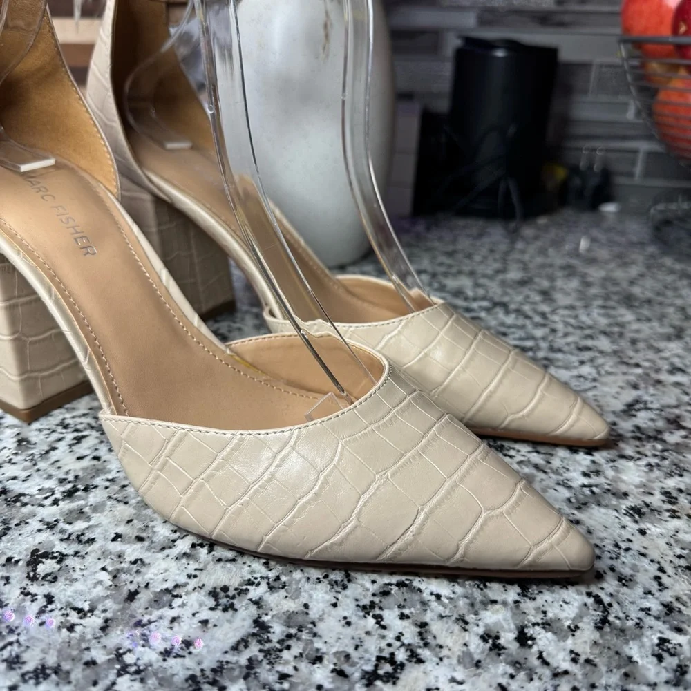 Marc Fisher EUC Gilson Faux Croc Leather Elegant Cream Block Heel Pumps Size 9 - Picture 5 of 10